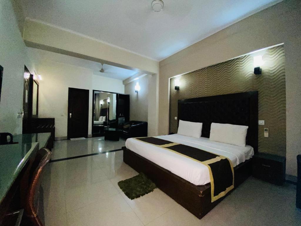 Lloyd Residency Nehru Place 3*