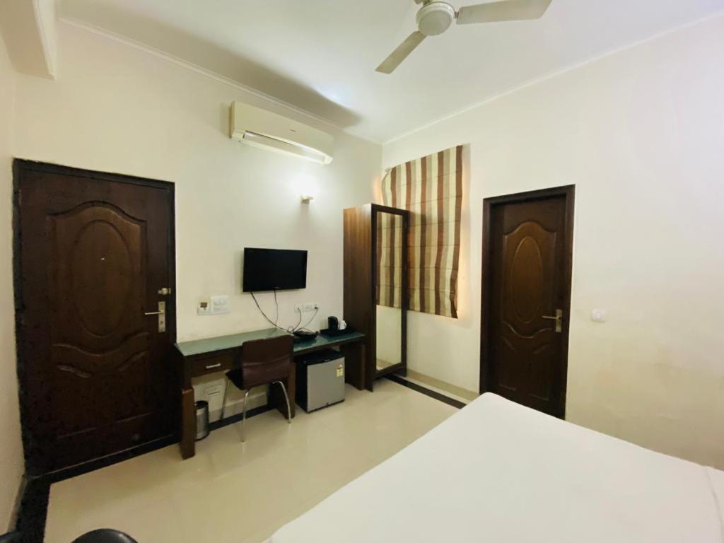 Hotel Lloyd Residency Nehru Place 3*